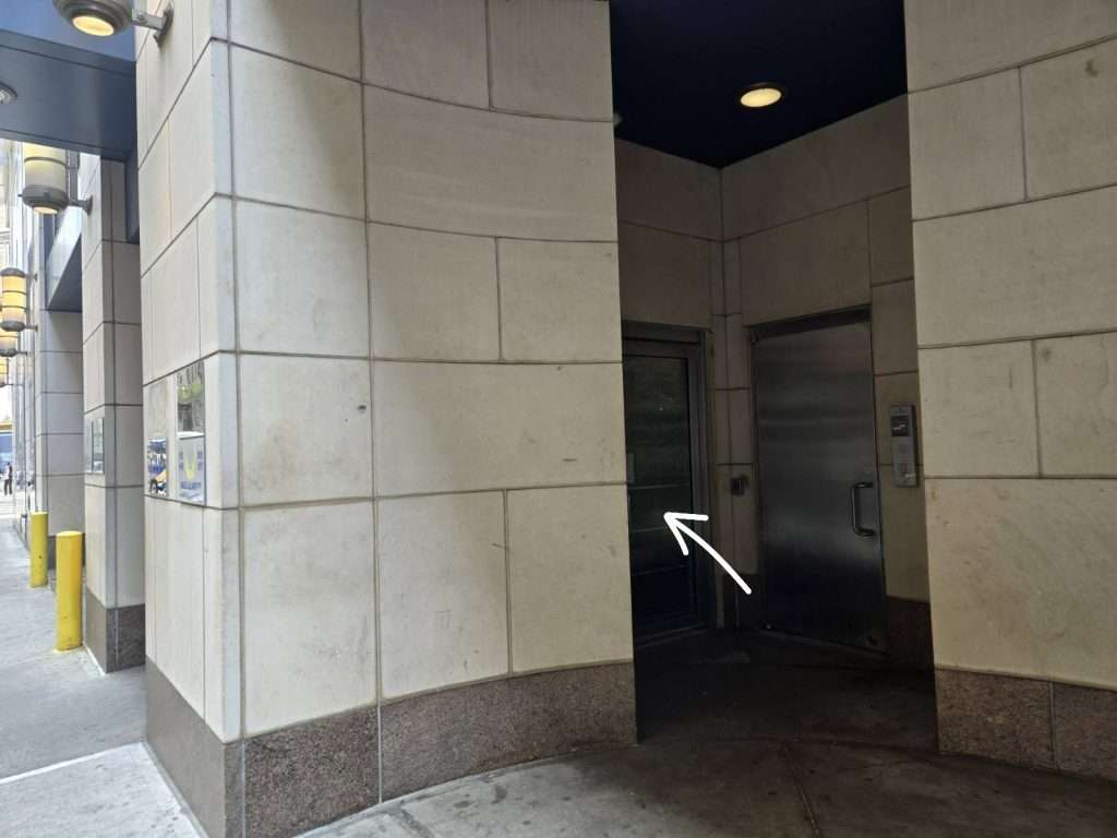 原站所示曼哈顿大楼入口路线
